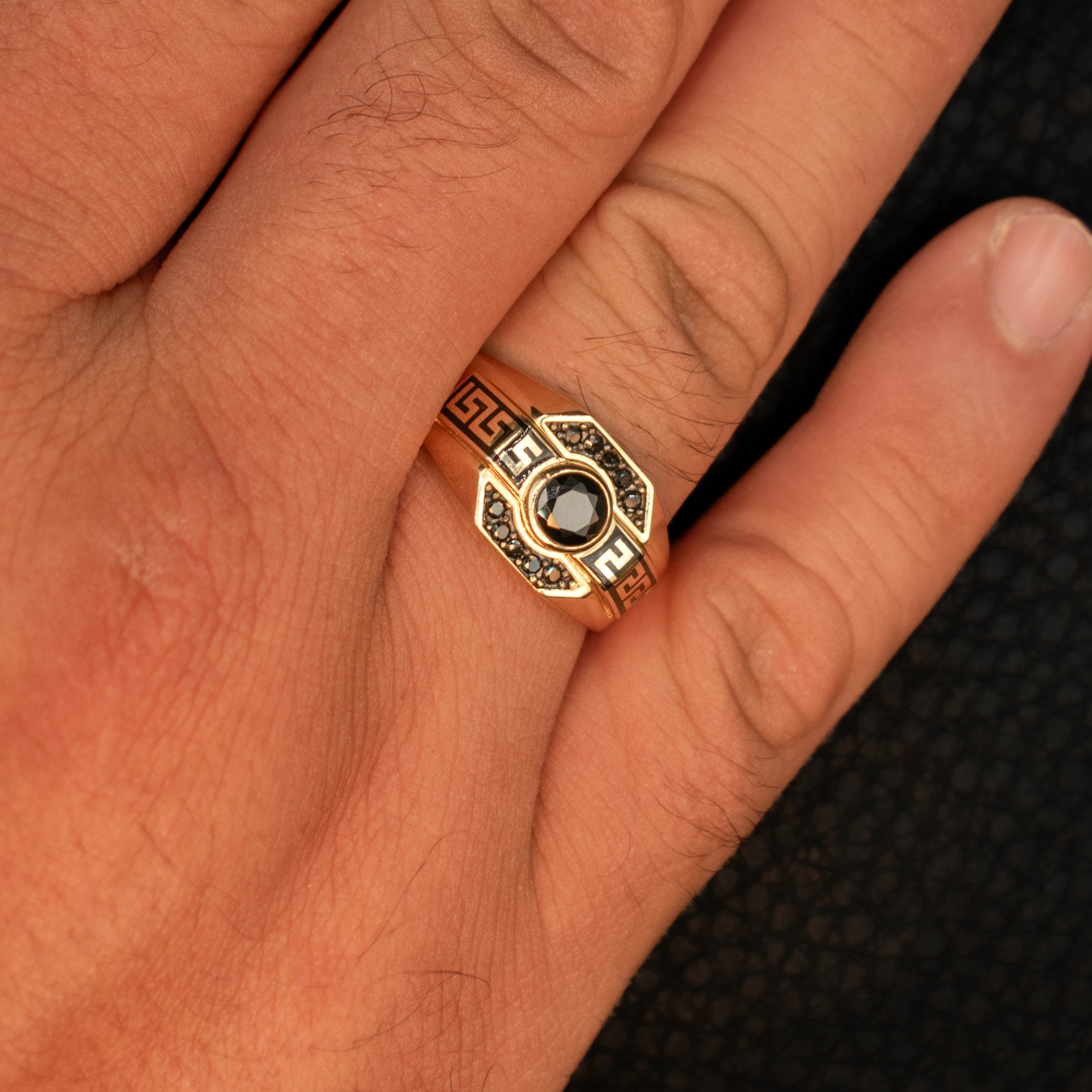 ANILLO CON PIEDRAS ZIRCONIAS NEGRAS ORO 14K