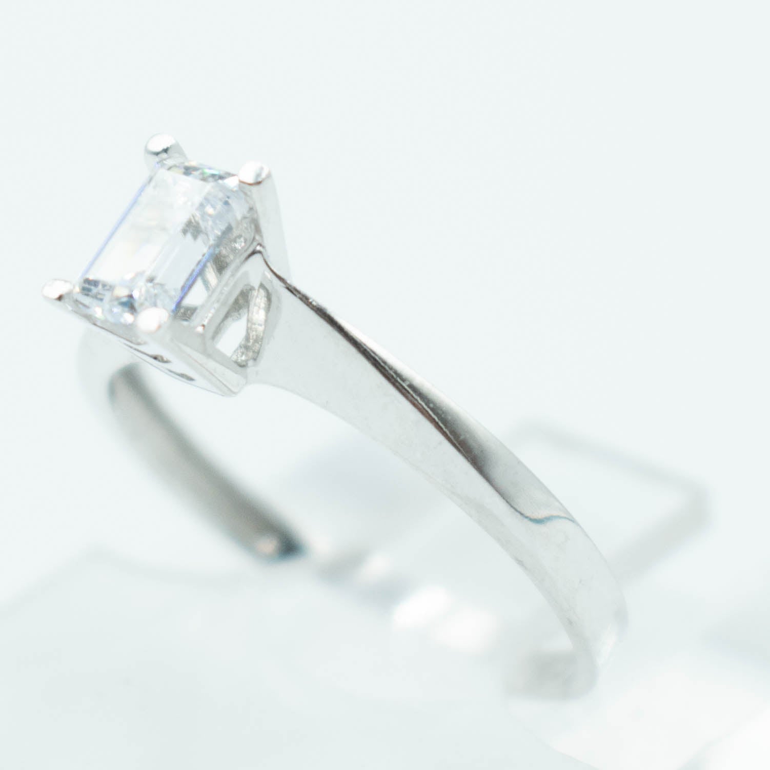 ANILLO DE COMPROMISO EN ORO BLANCO 14K