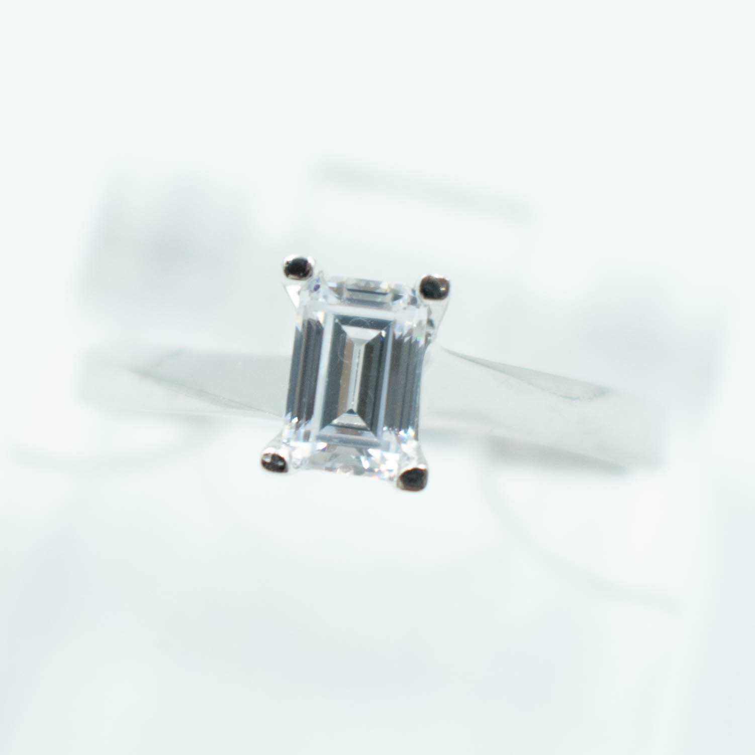 ANILLO DE COMPROMISO EN ORO BLANCO 14K