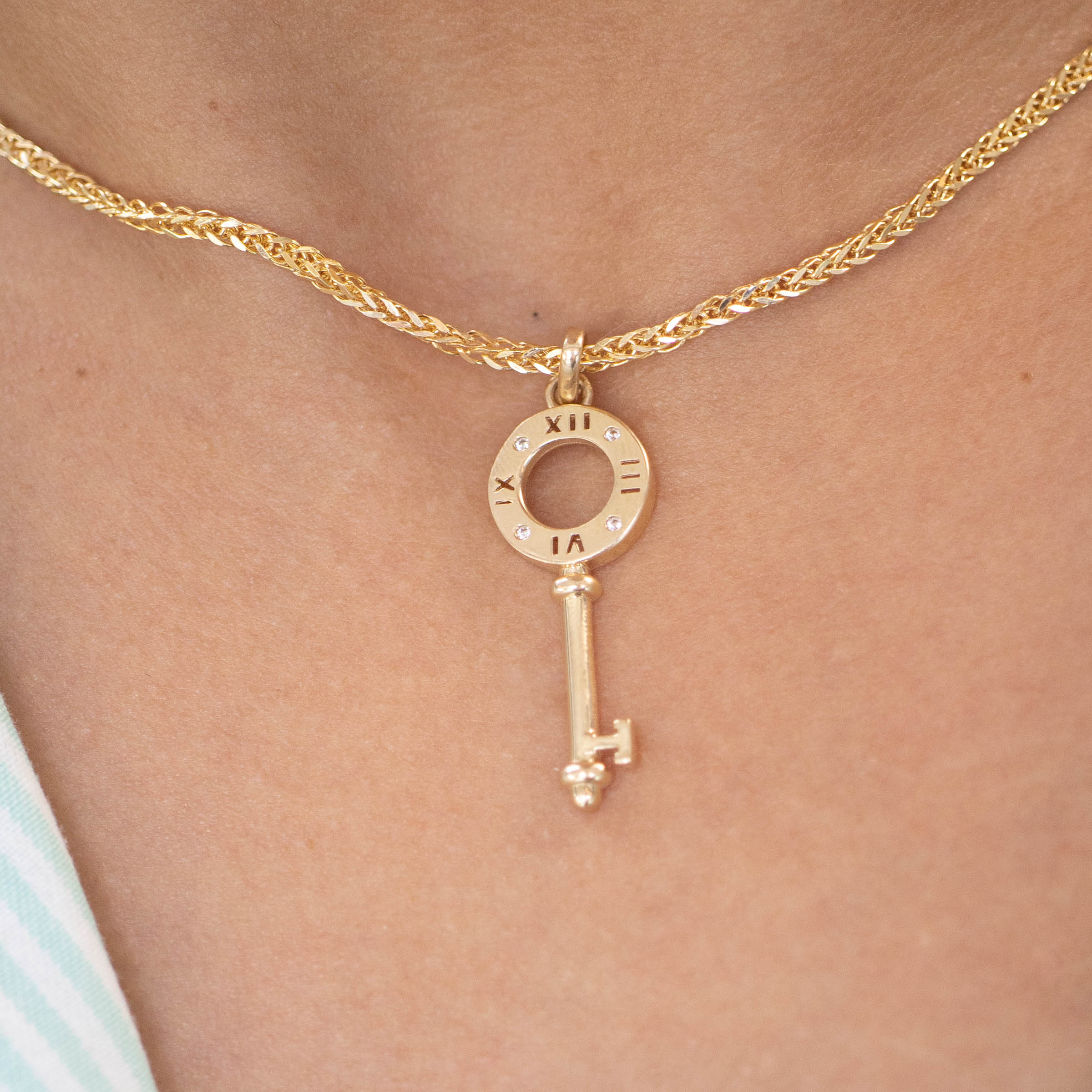 DIJE LLAVE HUECA ORO 14K