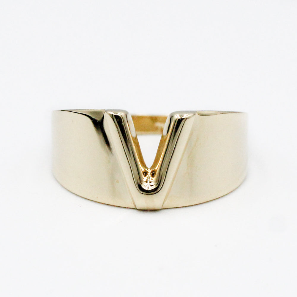 ANILLO V LIZA MARCA DE DISEÑADOR ORO 14K