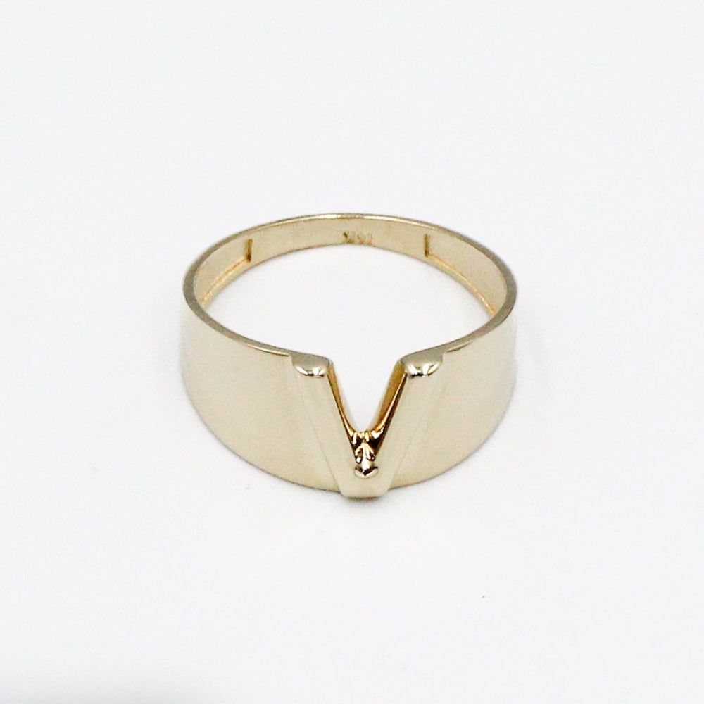 ANILLO V LIZA MARCA DE DISEÑADOR ORO 14K