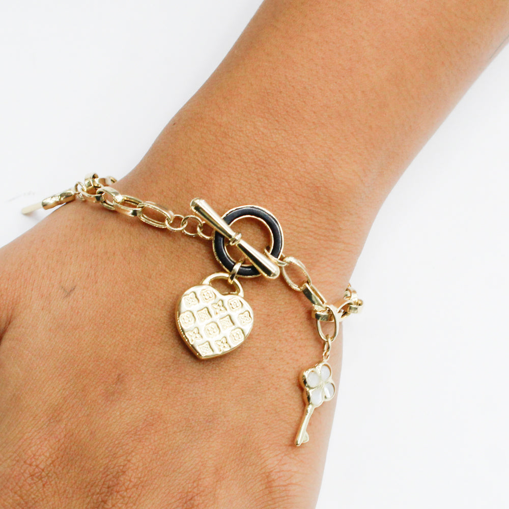 PULSERA HUECA CON DIJES COLGANTES MARCA DE DISEÑADOR ORO 14K