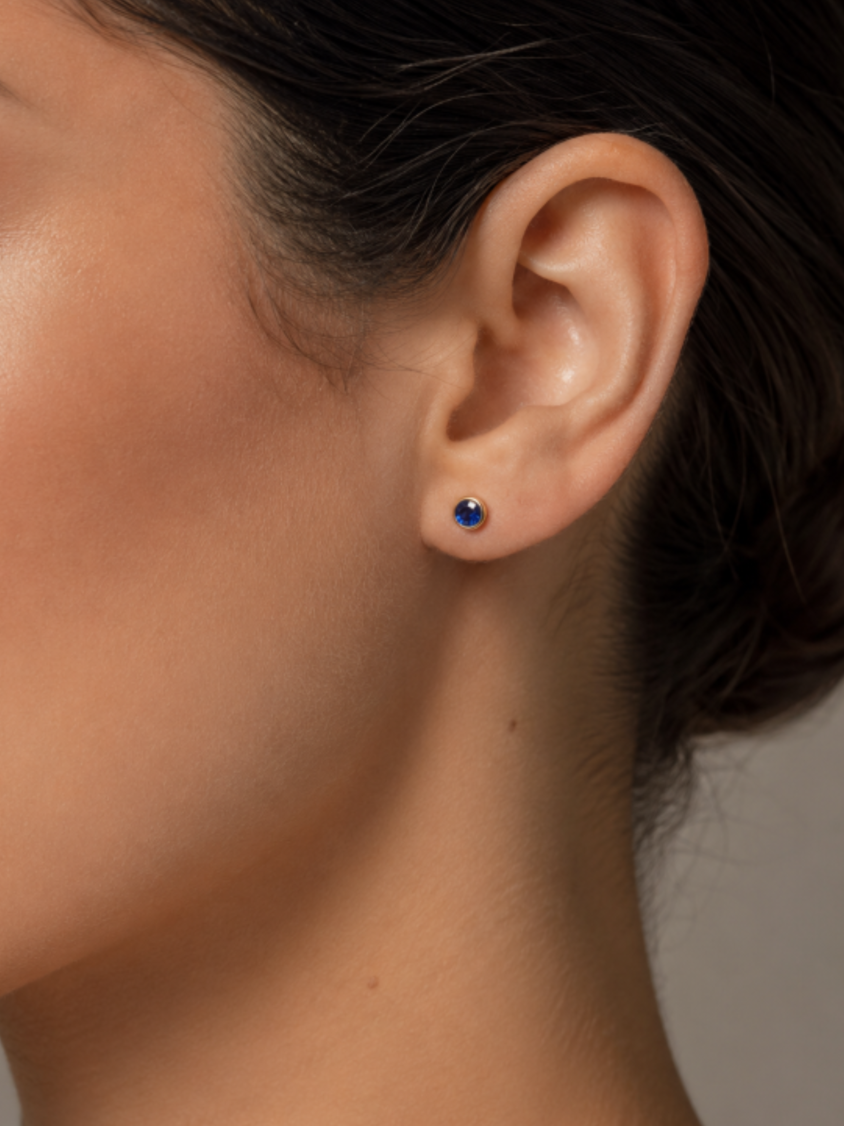 BROQUEL ZAFIRO EN ORO 14K